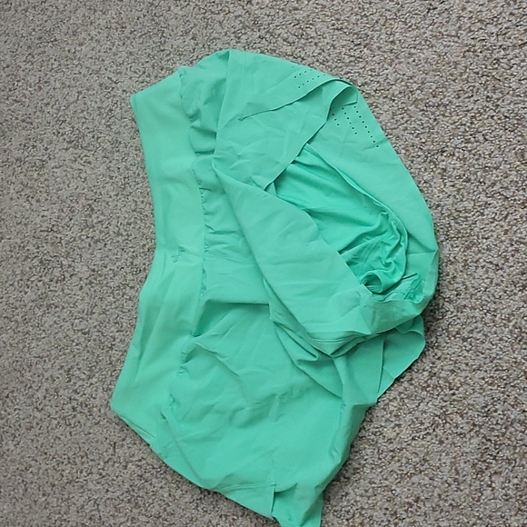 Green exercise shorts - Picture 4 of 4